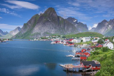 Yaz, Norveç 'te Lofoten Adalarındaki güzel Reine balıkçı köyü