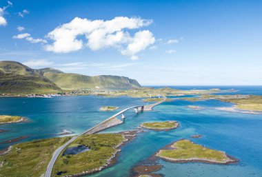 Norveç 'in yaz mevsiminde Lofoten Adaları' ndaki güzel manzaranın hava manzarası