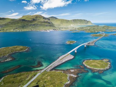Norveç 'in yaz mevsiminde Lofoten Adaları' ndaki güzel manzaranın hava manzarası