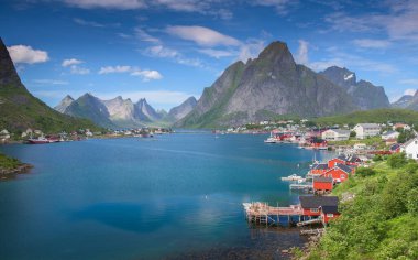 Yaz, Norveç 'te Lofoten Adalarındaki güzel Reine balıkçı köyü