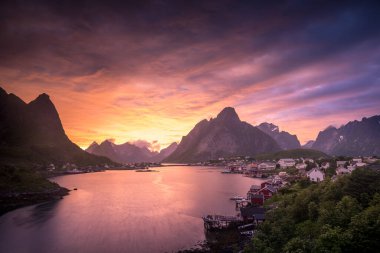 Norveç 'in Lofoten Adaları' ndaki Reine balıkçı köyünde gece yarısı güneşi ve gün batımı