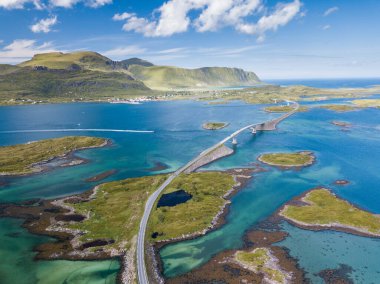 Norveç 'in yaz mevsiminde Lofoten Adaları' ndaki güzel manzaranın hava manzarası