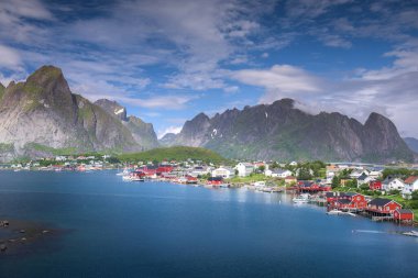 Yaz, Norveç 'te Lofoten Adalarındaki güzel Reine balıkçı köyü