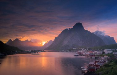 Norveç 'in Lofoten Adaları' ndaki Reine balıkçı köyünde gece yarısı güneşi ve gün batımı