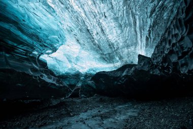 İzlanda 'da bir buzul mağarasında.