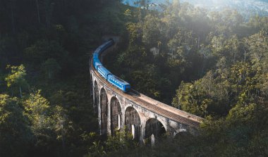 Ella, Sri Lanka 'daki ünlü dokuz kemerli köprüye tren varmak üzere.