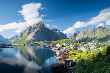 Yaz, Norveç 'te Lofoten Adalarındaki güzel Reine balıkçı köyü
