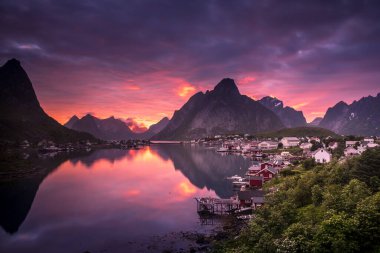 Norveç 'in Lofoten Adaları' ndaki Reine balıkçı köyünde gece yarısı güneşi ve gün batımı