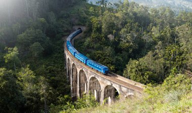 Ella, Sri Lanka 'daki ünlü dokuz kemerli köprüye tren varmak üzere.