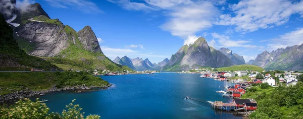 Yaz Norveç Lofoten Adalarındaki Güzel Reine Balıkçı Köyü — Stok fotoğraf