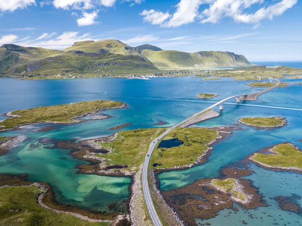Norveç 'in yaz mevsiminde Lofoten Adaları' ndaki güzel manzaranın hava manzarası