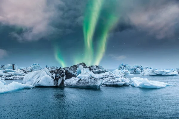 冰岛Jokulsarlon冰川冰湖上方的北极光 — 图库照片