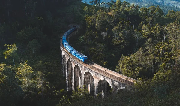 Поезд Прибывает Знаменитый Мост Девяти Арк Элле Шри Ланка — стоковое фото