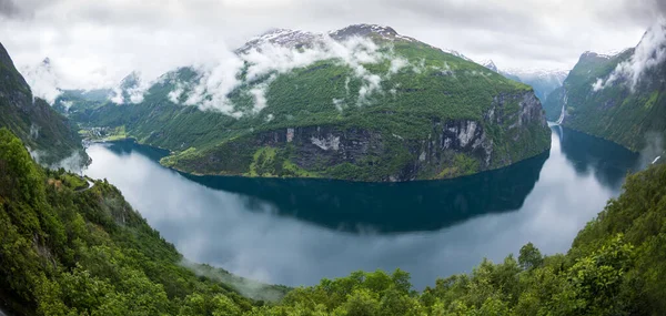 Чудові Краєвиди Ґейранґер Ґейранґерфьорд Норвегія — стокове фото