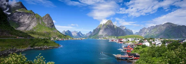 Yaz Norveç Lofoten Adalarındaki Güzel Reine Balıkçı Köyü — Stok fotoğraf