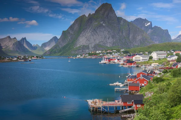 Yaz Norveç Lofoten Adalarındaki Güzel Reine Balıkçı Köyü — Stok fotoğraf