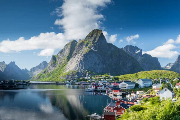 Yaz Norveç Lofoten Adalarındaki Güzel Reine Balıkçı Köyü — Stok fotoğraf