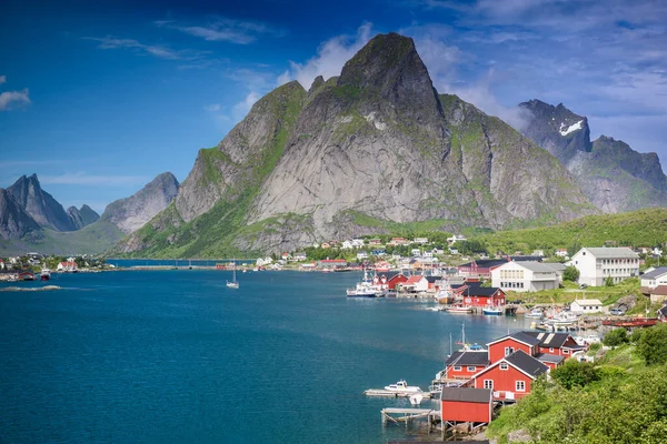 Yaz Norveç Lofoten Adalarındaki Güzel Reine Balıkçı Köyü — Stok fotoğraf