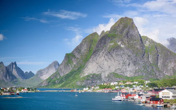 ノルウェー 夏のロフテン島の美しいライン漁村 — ストック写真