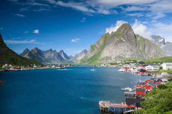 Yaz Norveç Lofoten Adalarındaki Güzel Reine Balıkçı Köyü — Stok fotoğraf