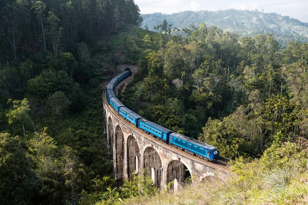 到达斯里兰卡埃拉著名的九座拱桥的火车 — 图库照片