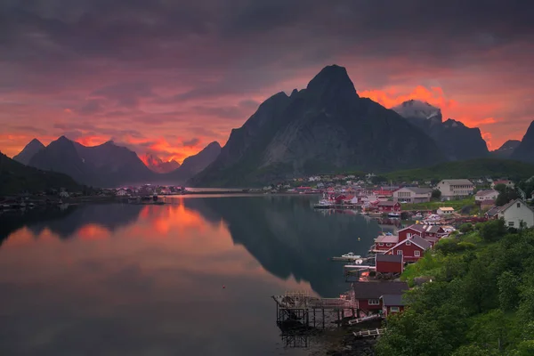 Middernacht Zon Zonsondergang Het Vissersdorp Reine Lofoten Eilanden Zomer Noorwegen — Stockfoto