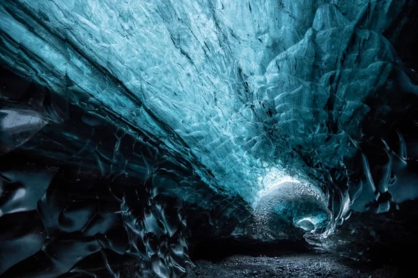 アイスランドの氷河の洞窟の中 — ストック写真