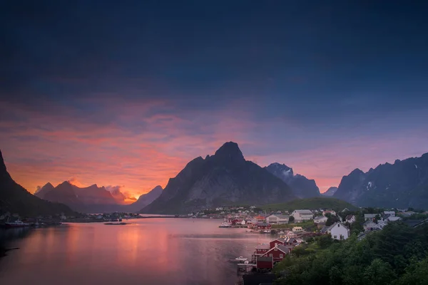 Middernacht Zon Zonsondergang Het Vissersdorp Reine Lofoten Eilanden Zomer Noorwegen — Stockfoto