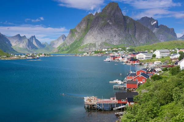 挪威夏季洛福顿岛美丽的Reine渔村 — 图库照片