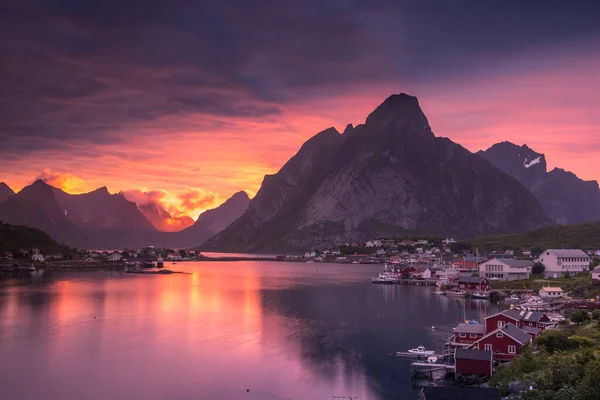 Norveç Lofoten Adaları Ndaki Reine Balıkçı Köyünde Gece Yarısı Güneşi — Stok fotoğraf