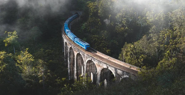 Поезд Прибывает Знаменитый Мост Девяти Арк Элле Шри Ланка — стоковое фото