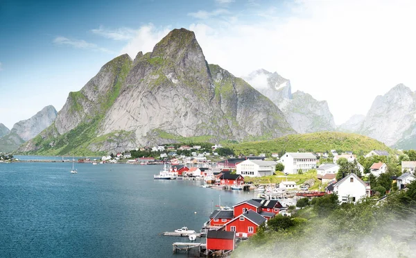 ノルウェー 夏のロフテン島の美しいライン漁村 — ストック写真
