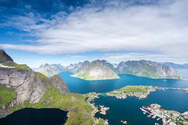 ノルウェー ロフテン島のReinebringenビューポイントからの美しい景色 — ストック写真