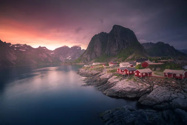 Norveç Lofoten Adasındaki Hamnoy Balıkçı Köyünde Gece Yarısı Güneşi Gün — Stok fotoğraf