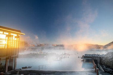 İzlanda 'da Blue lagoon sıcak bahar kaplıcası yakınlarındaki güzel manzara ve gün batımı