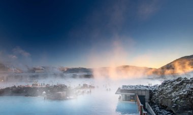 İzlanda 'da Blue lagoon sıcak bahar kaplıcası yakınlarındaki güzel manzara ve gün batımı