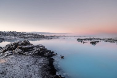 İzlanda 'da Blue lagoon sıcak bahar kaplıcası yakınlarındaki güzel manzara ve gün batımı