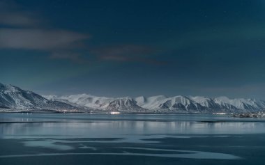 Kuzey ışıkları, İzlanda 'nın Akureyri şehrinde kutup ışıkları.