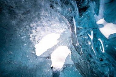 İzlanda 'da bir buzul mağarasında.