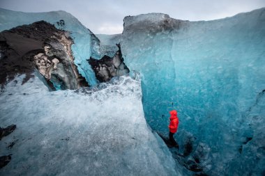 İzlanda 'da bir buzul mağarasında.