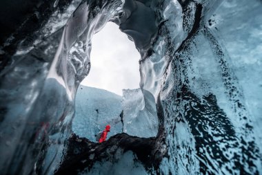 İzlanda 'da bir buzul mağarasında.