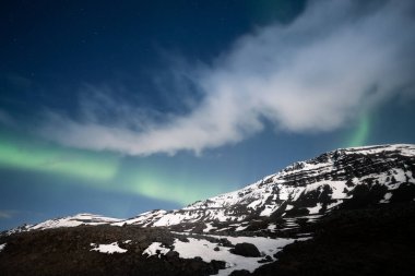 Kuzey ışıkları, İzlanda 'nın Akureyri şehrinde kutup ışıkları.