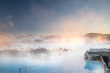 İzlanda 'da Blue lagoon sıcak bahar kaplıcası yakınlarındaki güzel manzara ve gün batımı