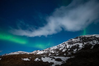 Kuzey ışıkları, İzlanda 'nın Akureyri şehrinde kutup ışıkları.