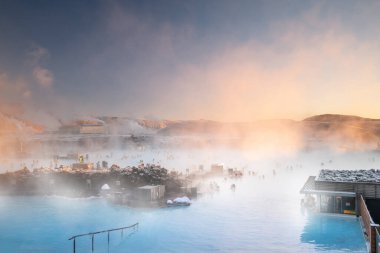 İzlanda 'da Blue lagoon sıcak bahar kaplıcası yakınlarındaki güzel manzara ve gün batımı