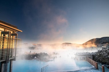İzlanda 'da Blue lagoon sıcak bahar kaplıcası yakınlarındaki güzel manzara ve gün batımı