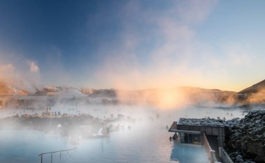 İzlanda 'da Blue lagoon sıcak bahar kaplıcası yakınlarındaki güzel manzara ve gün batımı