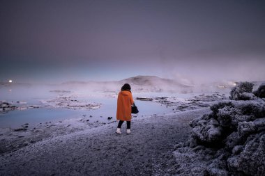 İzlanda 'da Blue lagoon sıcak bahar kaplıcası yakınlarındaki güzel manzara ve gün batımı