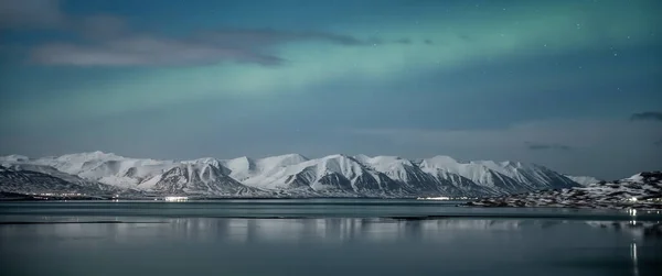 Північні Вогні Aurora Borealis Над Містом Акурейрі Ісландії — стокове фото