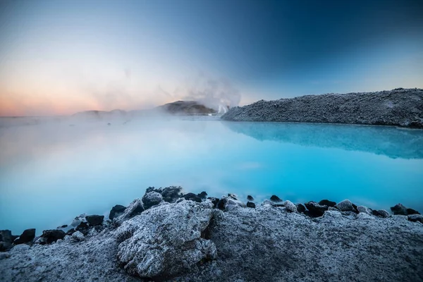 アイスランドのブルーラグーン温泉近くの美しい風景と夕日 — ストック写真